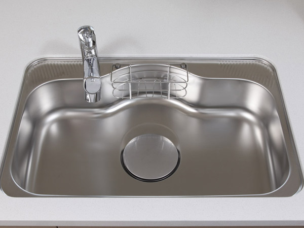 Kitchen.  [Silent type wide sink] Water has adopted a quiet specification wide sink to reduce the I sound.