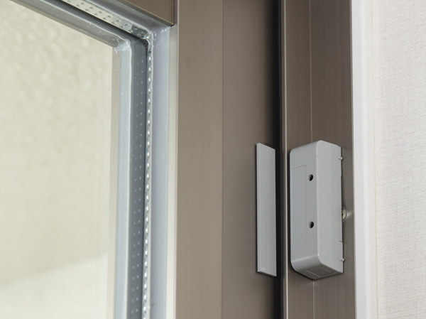 Security.  [Security sensors] Entrance door of each dwelling unit ・ Installing the security sensors in the window. It will send an emergency signal to the security company and to sense an abnormal. (Less than, Amenities are all (same specifications)) ※ FIX unit and the surface lattice installation portion except