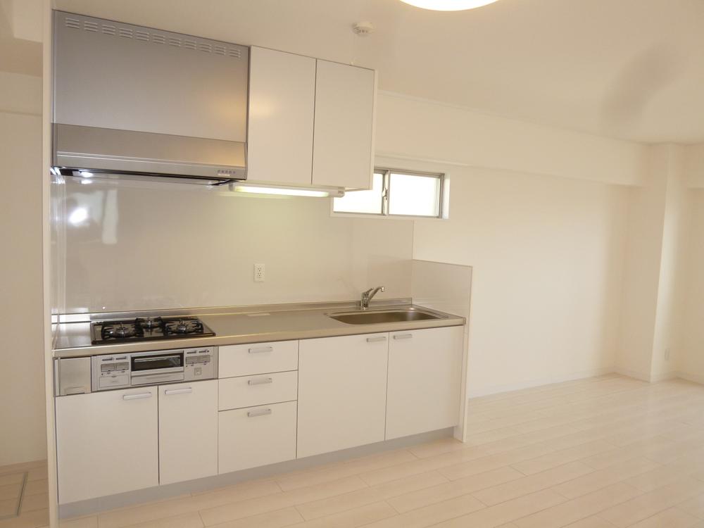 Kitchen. 3-burner stove in the kitchen.