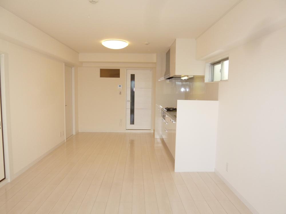 Living. Well-ventilated and good two-plane daylight.