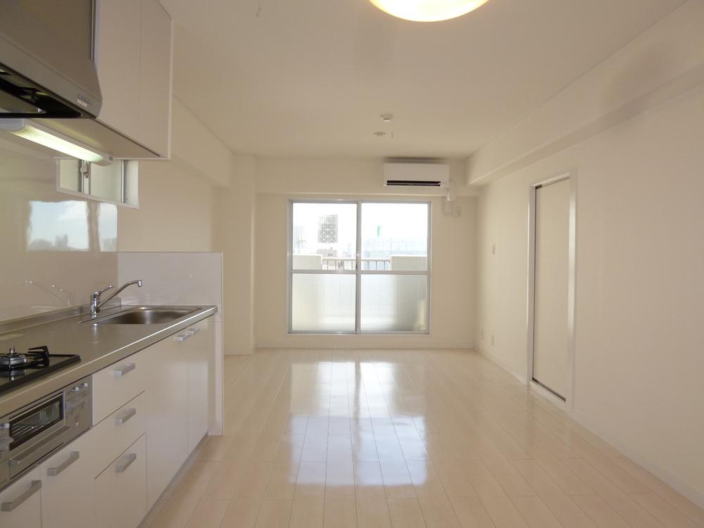 Living. Living-dining kitchen about 11.9 Pledge. Corner room ・ Well hit south-facing sun, Bright room.