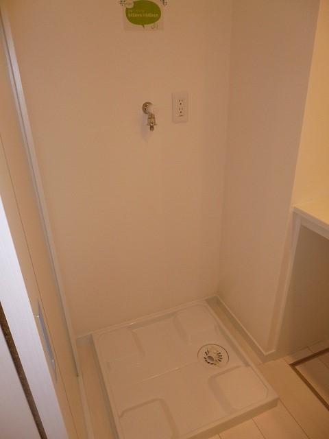 Wash basin, toilet. Washing machine in the room