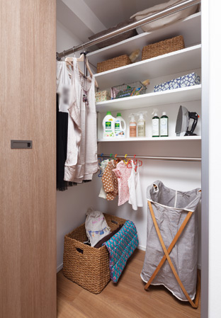 Receipt.  [niko Closet "Wardrobe wardrobe type"] Installing a closet with depth that can be put away well without waste efficiency. Tailored to the application, Three types (Standard Type ・ Wardrobe type ・ You can choose from the futon type).