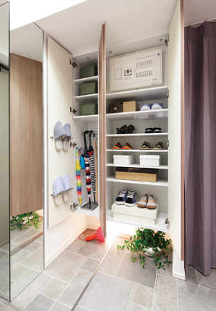 Receipt.  [niko Box] The entrance side "niko Box" is, It has secured a spacious space can be put away, such as the easy stroller and tricycle.