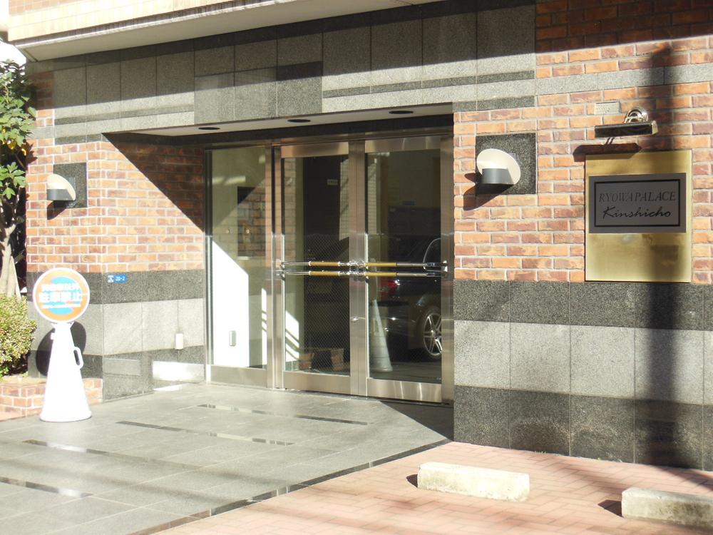 Entrance. Common areas