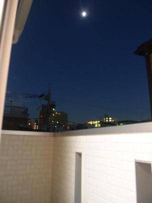 Local appearance photo. (It is the night view from the balcony)