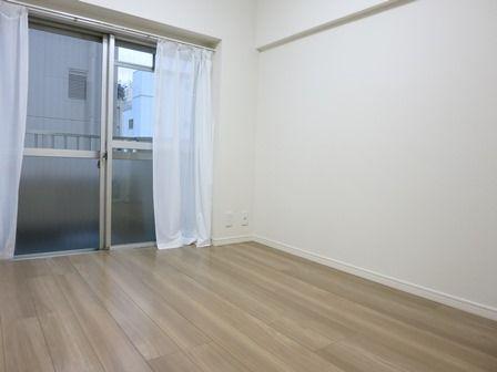 Living. ~ 2013 November new interior renovation completed ~  ◆ Facing south, Exposure to the sun ・ Ventilation is good ◆ "Two countries" Station 3-minute walk location of ◆ It is adjacent to the municipal park Midoricho ◆