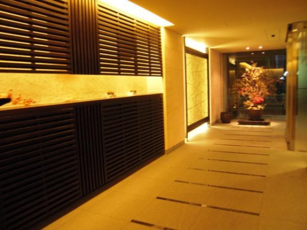 Entrance. Entrance lobby / 2013 November shooting