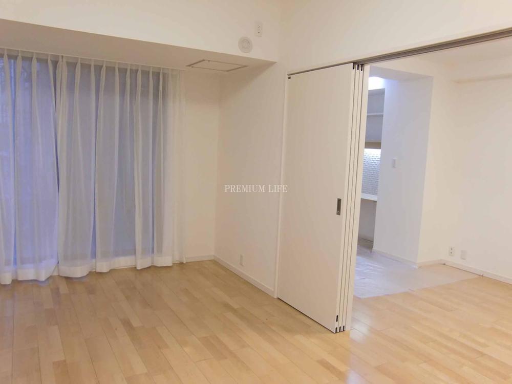 Non-living room. Integrated with the living room by opening the Western-style