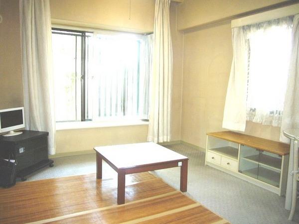 Living. Airy is a good living in the corner room!