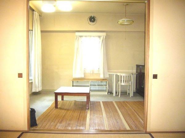 Living. It came in bright sunshine in the afternoon in the west!