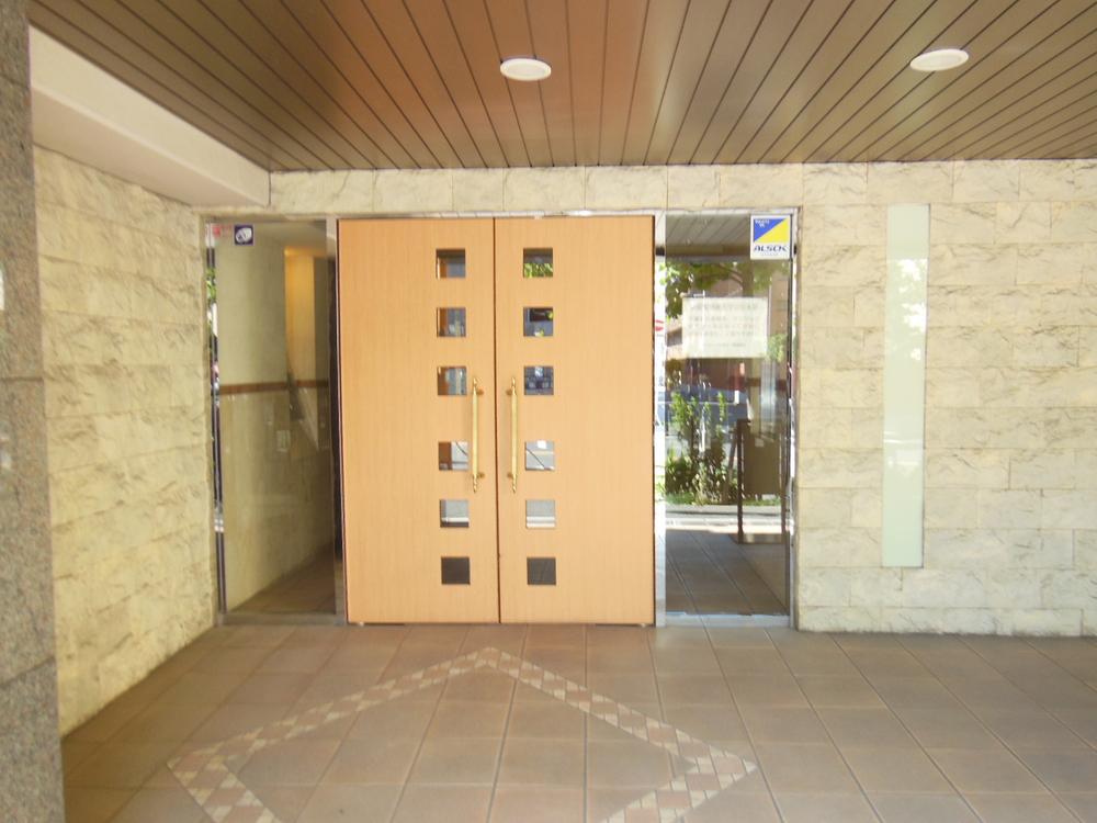 Entrance. Common areas