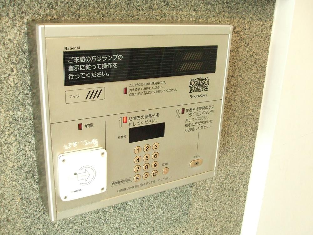 Entrance. Common areas