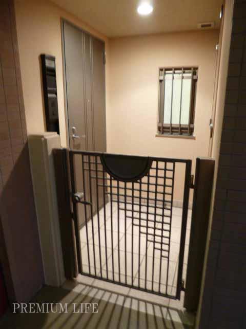 Entrance.  [Pouch] A private porch to enhance the privacy of.