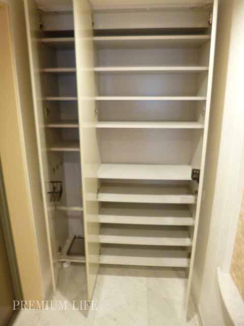 Receipt.  [Shoe box] It established the large capacity of the shoe box.