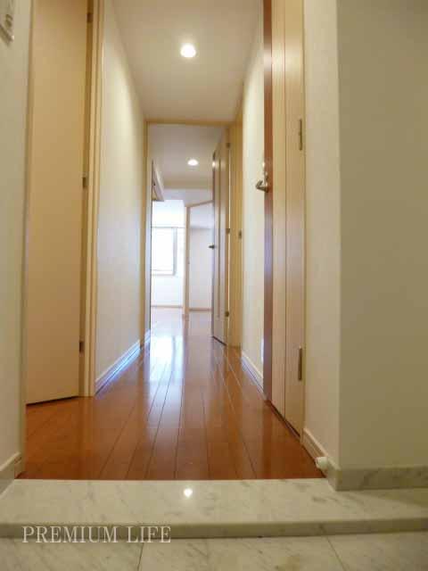 Entrance.  [Entrance] Entrance feeling of luxury in the tiled. Step even less, Friendly entrance for those of children and our elderly.