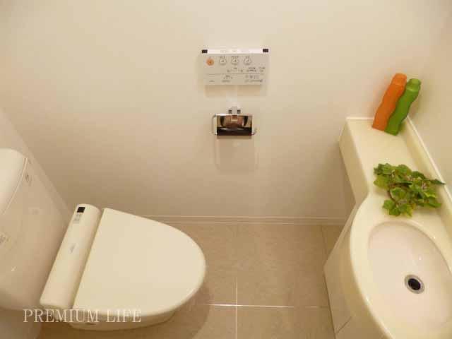 Toilet.  [toilet] Glad hand-washing facilities with a bidet toilet. There is a feeling of cleanliness.