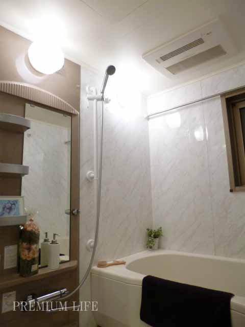 Bathroom.  [bathroom] Bathroom with a bathroom dryer. It is also equipped with window, Natural ventilation is also possible.