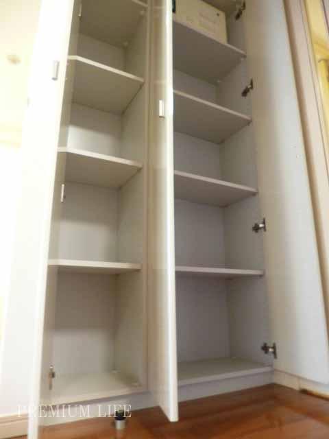 Receipt.  [Receipt] Storage rich interior. There are also storage compartment in the living room entrance.