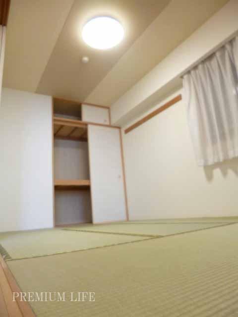 Non-living room.  [Japanese-style room] About 6 Pledge of Japanese-style room. It is also possible to connect the living room to open the sliding door.