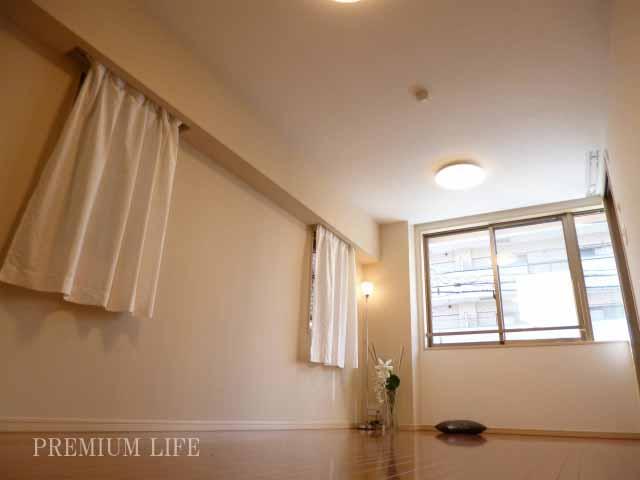 Living.  [living] In pre-floor heating installation, Cold season is also feet warm