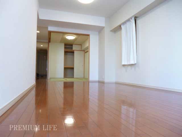 Living.  [living] Since the kitchen is independent, You can use widely.