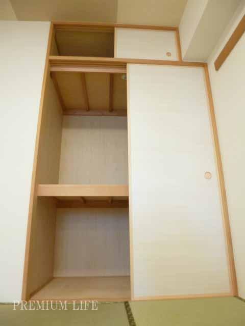 Receipt.  [closet] The Japanese there is amount of storage abundant closet.