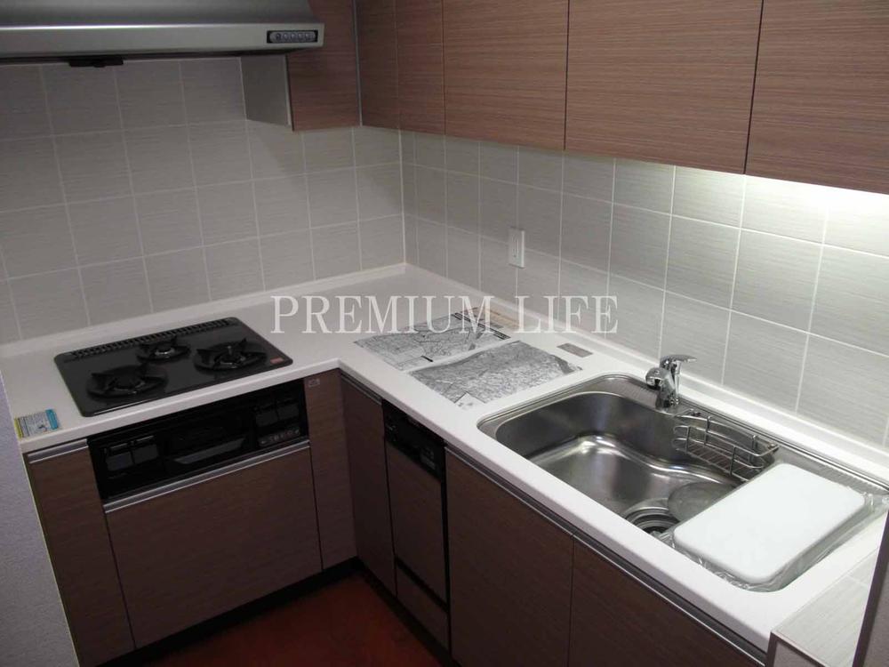 Kitchen. Easy-to-use nice L-shaped kitchen