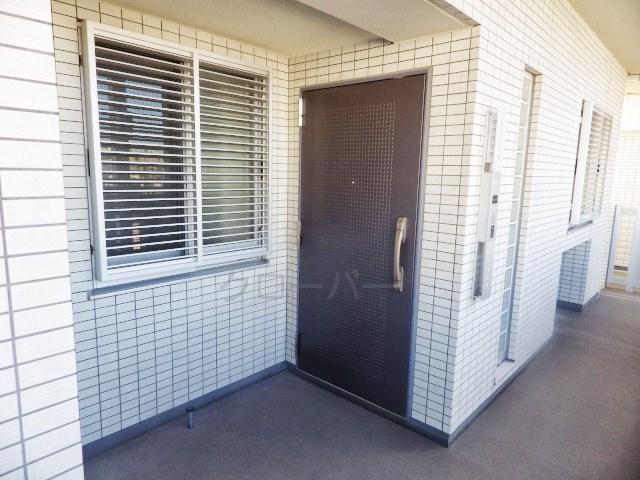 Other common areas. Sharing unit Entrance