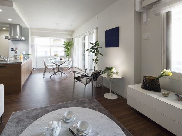 living ・ Attention to the brightness that has opened in the dining south and west face. A relaxed space of the ceiling height of about 2.55m