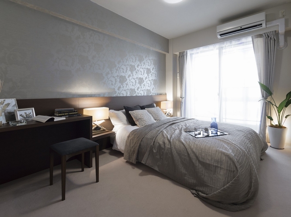 Western-style (1) walk-in closet with the Western-style (1) there is a south-facing window. Since the square space, Spread can afford