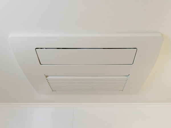 Bathing-wash room.  [Multi-functional bathroom heating ventilation dryer] In bathroom, Drying ・ Cool breeze ・ heating ・ It equipped with ventilation and with multi-functional bathroom heating ventilation dryer. Also to dry out the laundry in such a rainy day. (Same specifications)