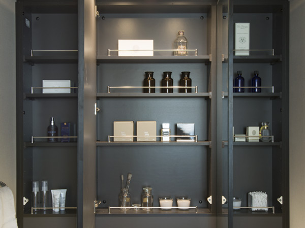 Bathing-wash room.  [Large three-sided mirror back storage] The back of the large triple mirror has become a storage space, Goods such as toothbrushes and soap can be stored. Also, We have established the lighting to illuminate the hand under the triple mirror. (Same specifications)