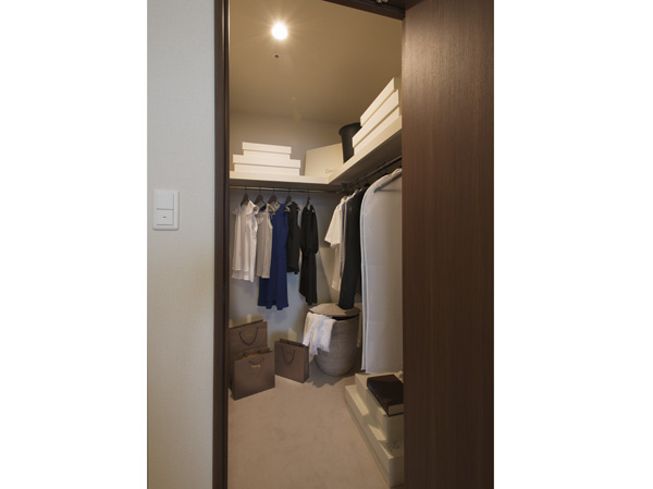 Receipt.  [Walk-in closet] Also capable of accommodating walk-in closet suitcase. (Model Room SA type)