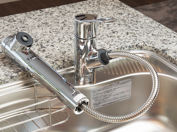 Kitchen.  [Hand Shower Faucets] It can be switched at hand, Adopt a hand shower faucet water faucet hose extensible. Because the water purifier of an integrated, And clean and production around the sink. (Model Room SA type)