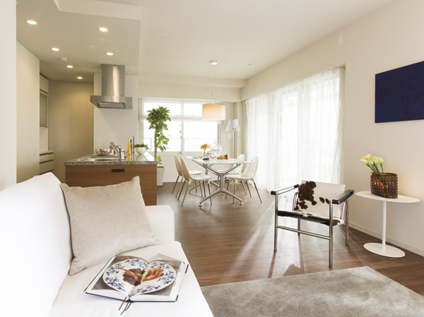 Living.  [living ・ dining] The relaxed space that take advantage of the wide span and high ceilings, Abundant storage space. Trappings of fine living, Comfortable amenities ・ specification.  ※ Published photograph of the thing that was taken the model room SA type. furniture ・ Furnishings are not included in the sale price. Some menu plan, It contains options.  / Some paid ・ Application deadline Yes
