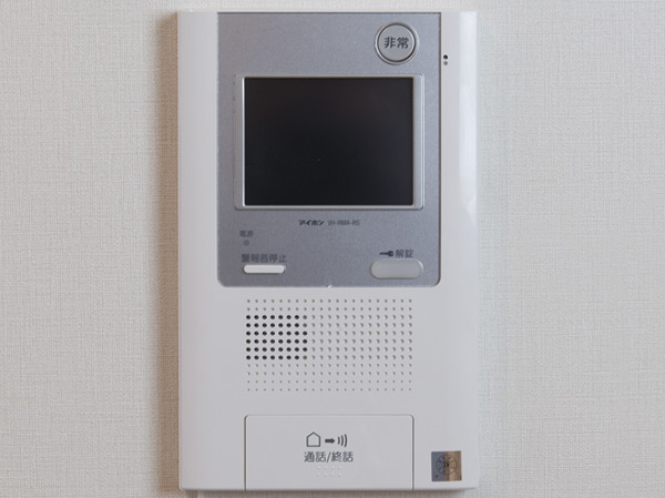 Security.  [Video recording ・ Color with a recording function monitor ・ Hands-free intercom] You can check the entrance of visitors with video and audio, It has adopted a color monitor intercom. Because it can be confirmed in a vivid color image, You difference is a sense of security. further, Automatic recording of visitors of the face and voice in the absence can also check ・ Also equipped with recording function. (Same specifications)