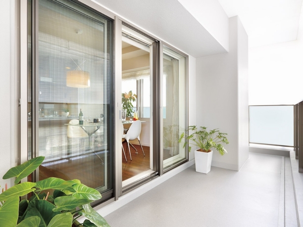 Model room is L-shaped balcony, Also size 35 sq m more than. In the ground 28-story tower, Room is also one of the charms that spread