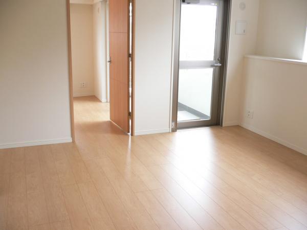 Living. Design house performance with evaluation / Corresponding to the flat-35S / Immediate Available / 2 along the line more accessible / System kitchen / Bathroom Dryer / All room storage / High floor / Washbasin with shower / Face-to-face kitchen / Security enhancement / Barrier-free / Bathroom 1 tsubo or more / Bicycle-parking space / Elevator / High speed Internet correspondence / Warm water washing toilet seat / TV monitor interphone / All living room flooring / Southwestward / water filter / Pets Negotiable / BS ・ CS ・ CATV / Floor heating / Delivery Box / Bike shelter