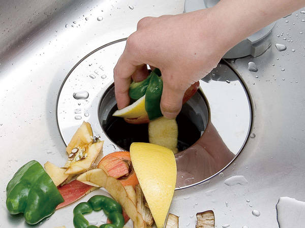Kitchen.  [Disposer (garbage disposal)] Adopt a disposer which can be passed in the water and grinding the garbage in the kitchen. Decomposition in a dedicated processing tank ・ Exhaust purification to the sewer. In addition, since the amount of combustion difficult garbage is reduced, Suppressing the generation of dioxin during waste incineration, Friendly system for the environment. (Less than, All amenities are the same specification)