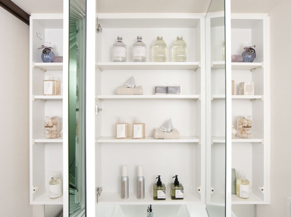 Bathing-wash room.  [Three-sided mirror back storage] Three-sided mirror of the wash room is large storage on the back. For convenient storage, such as cleansing products and cosmetics.