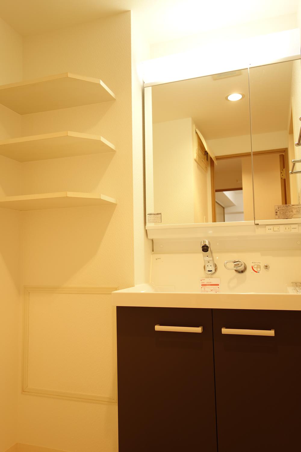 Wash basin, toilet. Indoor (March 2013) Shooting