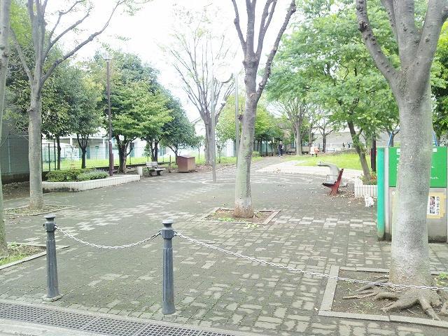 Same specifications photos (living). Walk there is a park in place of 70m.