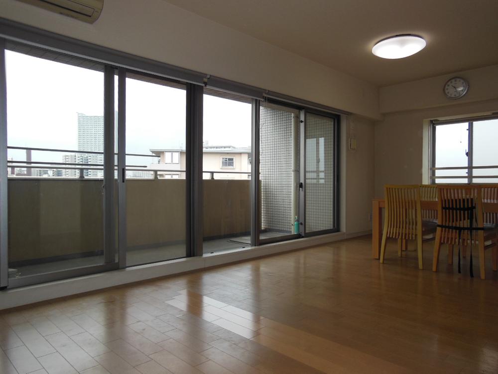 Living. About 16.2 Pledge of living ・ Dining There are bright and airy with two-sided lighting (12 May 2013) Shooting