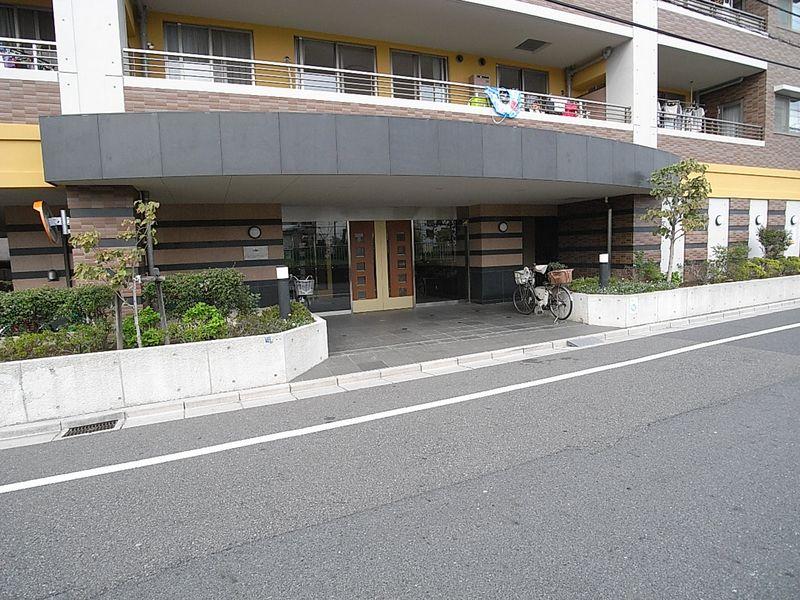 Entrance. Big Entrance, Luxurious.