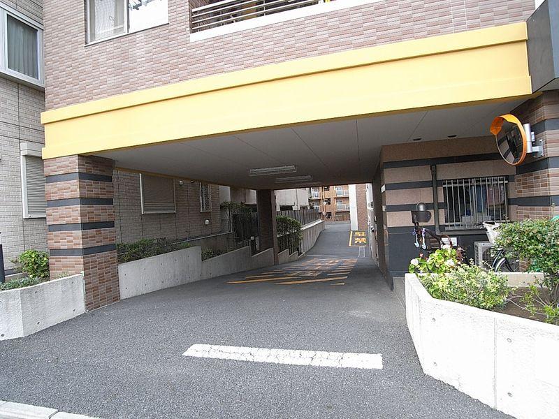 Local appearance photo. Entrance of the parking lot