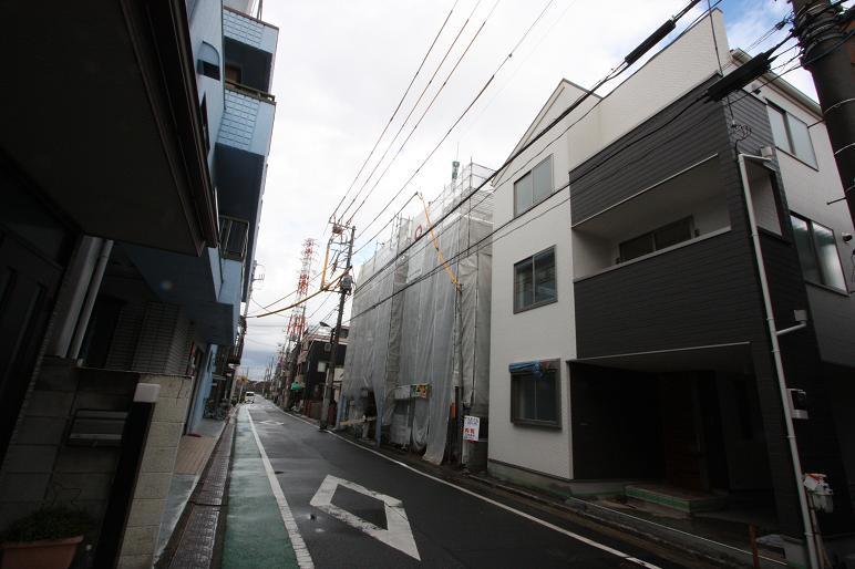 Local photos, including front road. To the station 3 minutes / The entire surface of 6m road