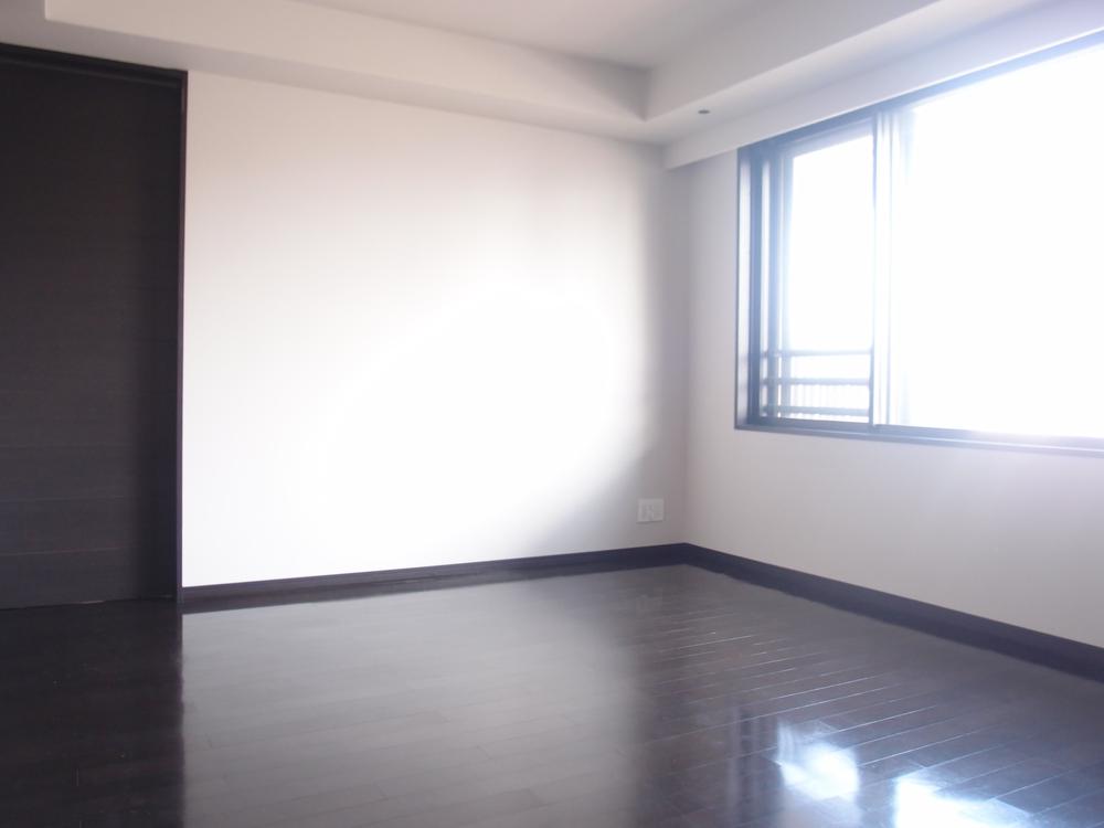 Living. It becomes bright rooms on the south-facing.