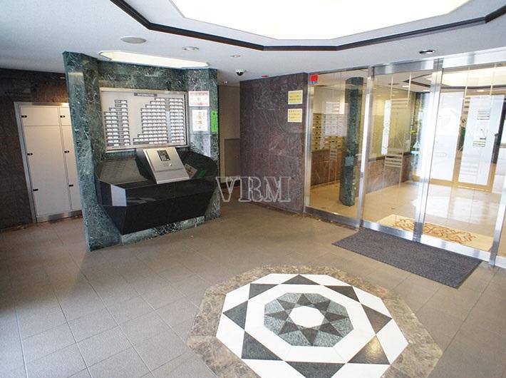 Entrance. Auto-Lock Yes