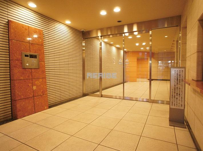 Entrance. Auto-Lock is a non-contact type